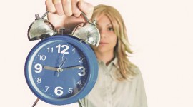 「遅ればせながら」と「遅まきながら」の意味と使い分けは？